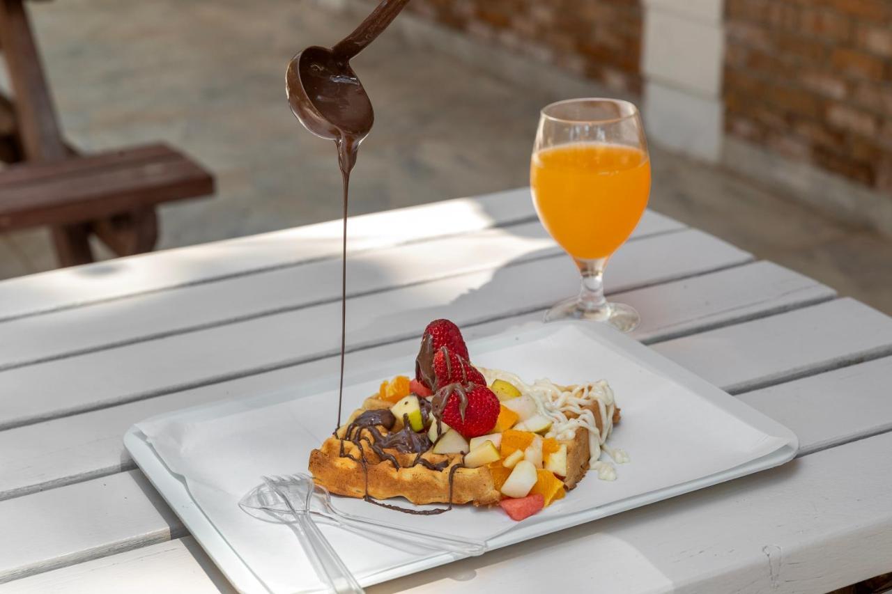 Marti Myra Hotel Tekirova Luaran gambar Chocolate being drizzled over a fruit salad
