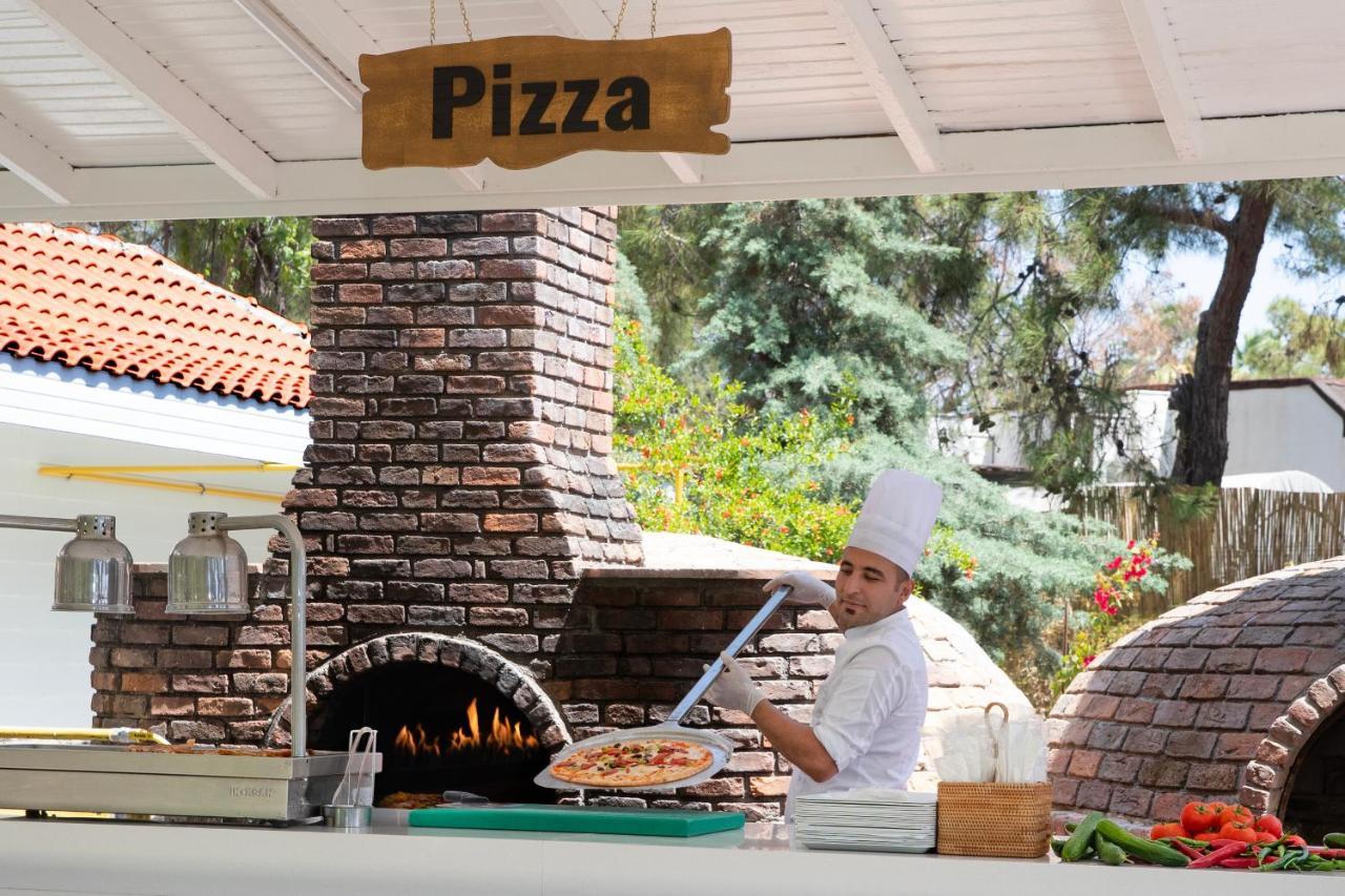 Marti Myra Hotel Tekirova Luaran gambar Pizza being prepared in a wood-fired oven