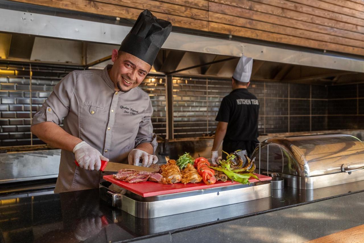Marti Myra Hotel Tekirova Luaran gambar A chef preparing food